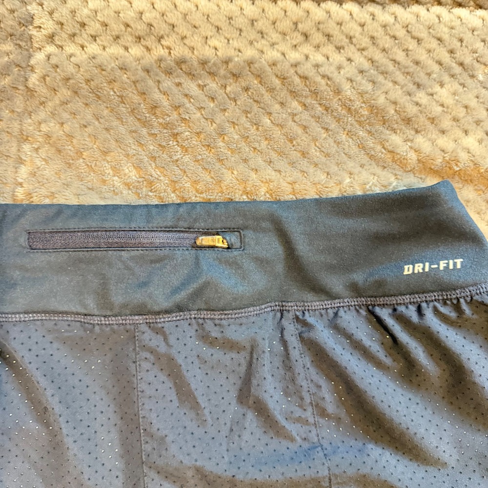 Nike Dri-FIT 2-in-1 Running Shorts Womens Medium Gray, Green Perforated 3.5in - Picture 7 of 9